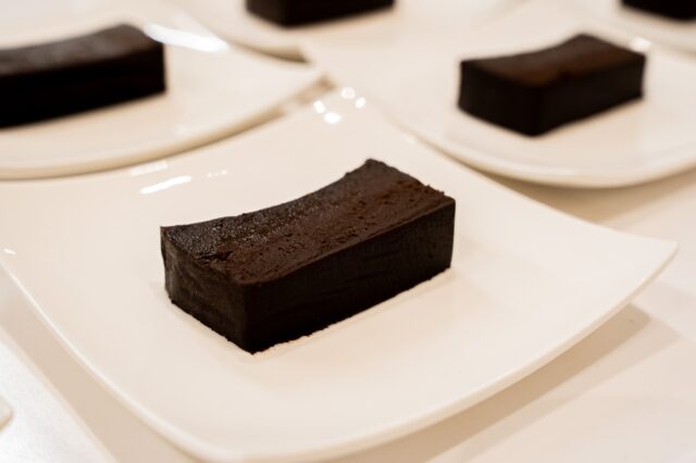 .
🍫3月お茶会開催しました🍫

3月17日(月)に、お茶会を開催しました☕

3月のお茶会では「trois M（トロワズ エム）」さんに特製テリーヌショコラをお持ちいただきました🍫

カカオ56％のやや苦めのチョコを使用し、小麦粉は不使用で口溶けが良くなめらかな触感のテリーヌは、
濃厚でどっしりとしつつ甘すぎない大人の味で、
利用者さんも大絶賛でした🙌

また、会員さんが焙煎してくれた淹れたてのコーヒーは、濃厚なテリーヌショコラとの相性もバツグンで
午後のひとときが一気に贅沢な時間になりました✨

trois M（トロワズ エム）さんのInstagramはこちら！→@trois.m_cake
詳しいイベントの様子はこちら！
［→https://note.com/33gaku_note/n/n8adaf82fcc5c ］
（またはストーリーズハイライト『33GAKUマガジン』まで！）
======================

［サザンガク《33GAKU》］
❒ @33gaku　
❒ 長野県松本市大手3-3-9
❒ 0263-33-0339(☎︎)

松本市のコワーキングスペース
"サザンガク《33GAKU》"の公式アカウントです🙌
日々のできごとやイベント情報などを投稿します✐

======================
#松本市#松本城周辺#松本城下町#松本観光#長野移住#松本移住#テレワーク移住#信州暮らし#交流人口#関係人口#ノマドワーカー#コワーキングスペース#コワーキング#ワークスペース#サザンガク#33gaku
